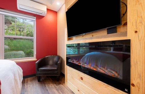 Estes Park Bed & Breakfast | AC, K Bed, Fireplace, Shared Hot Tub - Lodge 101