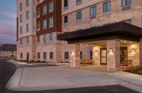 Overland Park Apartment | Accessible Queen Studio w/Full Kitchen, KS