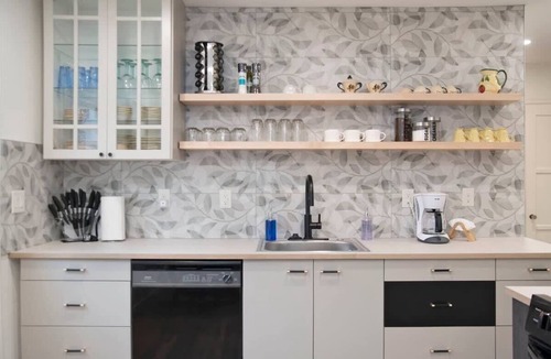 Benson House | Adorable 2BR, Hot tub & Close to Attractions!