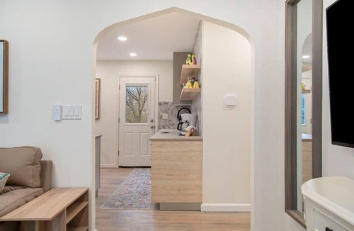 Benson House | Adorable 2BR, Hot tub & Close to Attractions!