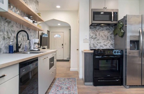 Benson House | Adorable 2BR, Hot tub & Close to Attractions!
