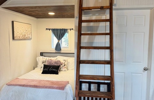Potosi House | Adorable tiny house (with loft!) near Potosi Live