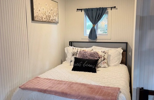 Potosi House | Adorable tiny house (with loft!) near Potosi Live