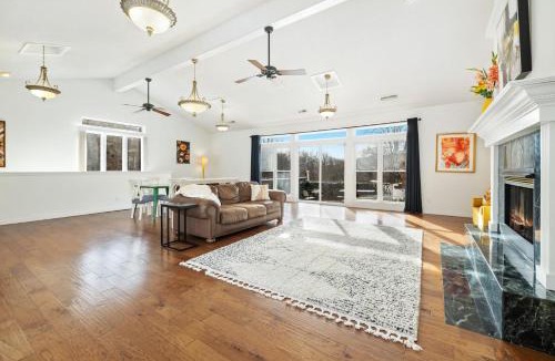 Bella Vista House | Adventure Awaits- Indoor pool & Pickle ball Court