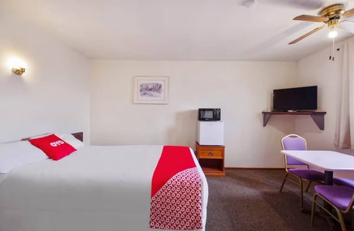 Cheyenne Wells Hotel | Affordable Queen Room Perfect for Eastern Colorado Road Trips
