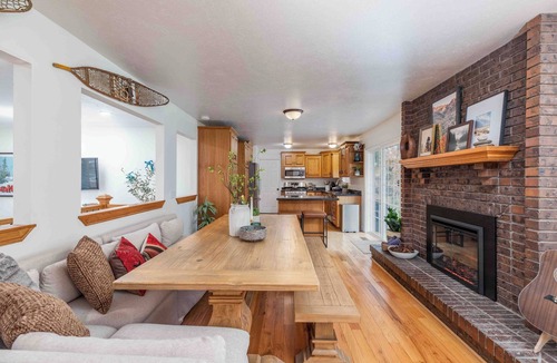 Sandy House | All king beds (with 2 rooms that can convert into 2 twin XLs), hot tub, arcade, and fresh updates. Spacious, cozy, and minutes to Snowbird & Alta. Pet-friendly and perfect for ski groups wanting comfort, style, and unbeatable canyon access.