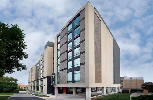Country Club Plaza Area Hotel | Aloft by Marriott Kansas City Country Club Plaza