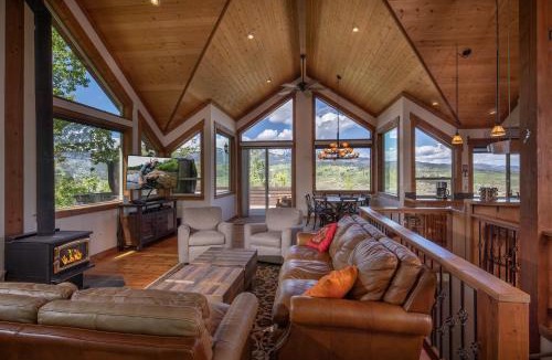 Alpine House | Alpine Recharge by KABINO Huge Views Hot tub Garage PS3 WiFi Loft