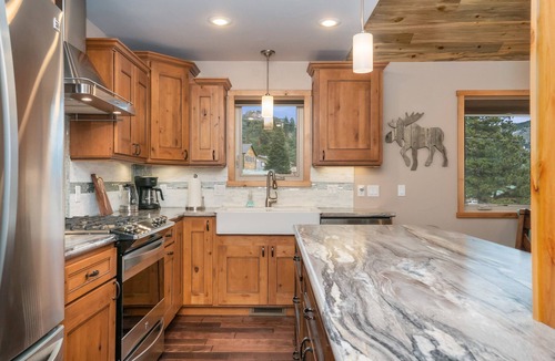 Estes Park Cabin | Alpine Sunflower Cabin—Stunning Views! Quiet location-Hot tub-Minutes to RMNP