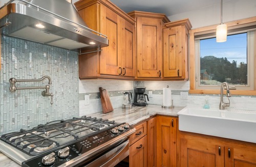 Estes Park Cabin | Alpine Sunflower Cabin—Stunning Views! Quiet location-Hot tub-Minutes to RMNP