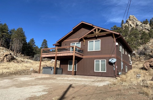 Estes Park Cabin | Alpine Sunflower Cabin—Stunning Views! Quiet location-Hot tub-Minutes to RMNP