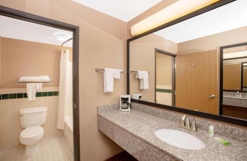 Oakdale Hotel | American Coralville Iowa City Iowa