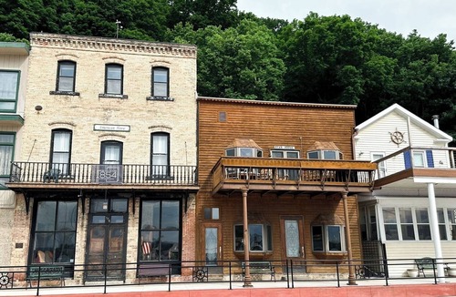 McGregor Apartment | American House 1854- Steamboat Landing, 4 Bedrooms, 1.5 Bath, Full Kitchen