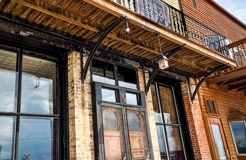 McGregor Apartment | American House 1854- Steamboat Landing, 4 Bedrooms, 1.5 Bath, Full Kitchen