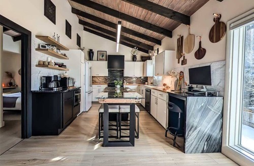 Hailey House | Après Chalet - Hot Tub - Pizza Oven & Firepit - Yard & Outdoor Games - A+ Beds