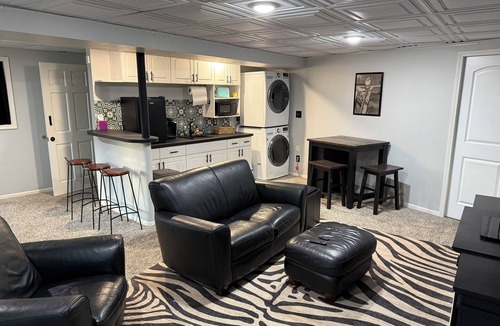Blue Springs Apartment | Arrowhead WorldCup travelers beautiful, n 2 bedroom residential Apt. 11Mi from
