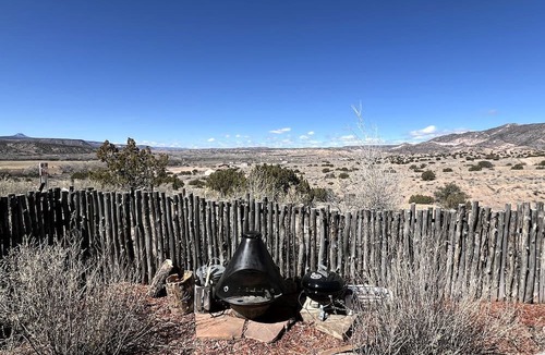 Abiquiu Cabin | Artistic Casita in Abiquiu, New Mexico with Wide Views to Pedernal Overlooking the Chama River Valley