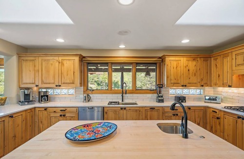 Northeast Santa Fe House | Aspen Crest Retreat | Ski, Trails, Pool Table, Ping Pong