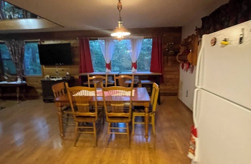 Bourbon Cabin | Authentic Cedar Cabin-Dogwood Cabin-with Pool & Meramec River Access