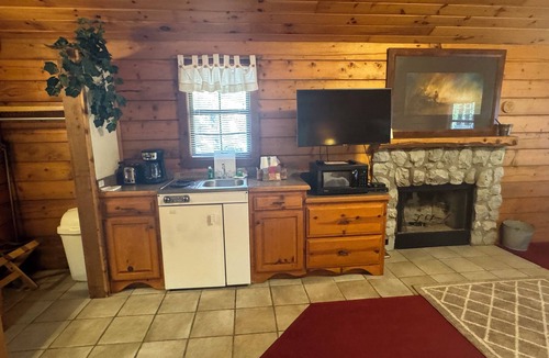 Afton Cabin | Autumn Leaves ROMANTIC Log Cabin in the woods. Hot Tub & Wood Burning Fire Place