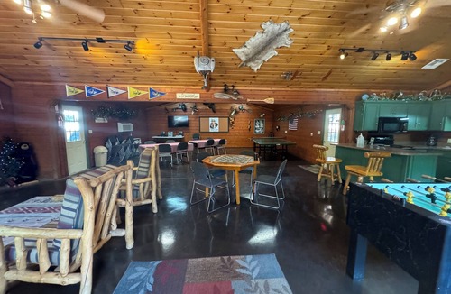 Afton Cabin | Autumn Leaves ROMANTIC Log Cabin in the woods. Hot Tub & Wood Burning Fire Place