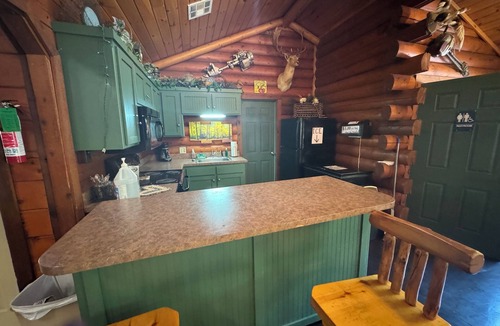 Afton Cabin | Autumn Leaves ROMANTIC Log Cabin in the woods. Hot Tub & Wood Burning Fire Place