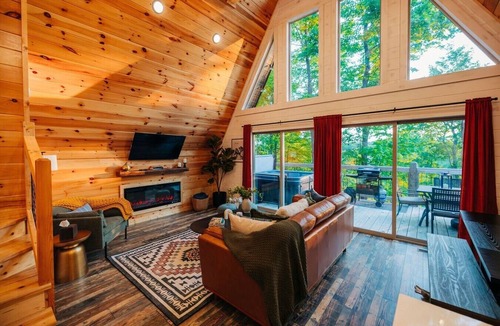 Saint Helens House | Back Yard Cliff View | Elevated Cabin | Hot Tub | Fire pit