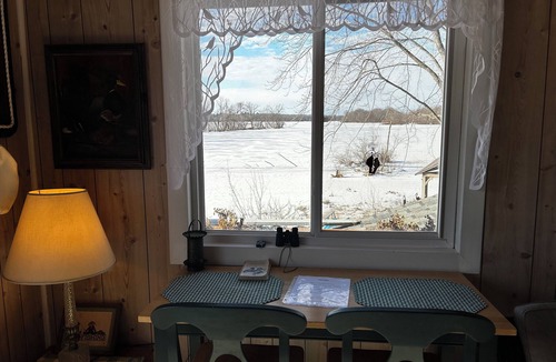 Stevens Point Cottage | Bay Loft Couples Retreat – Nature, Comfort & Charm