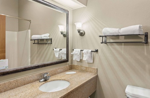 Hillcrest Hotel | Baymont by Wyndham Lawrence