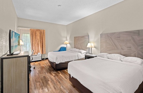 Hillcrest Hotel | Baymont by Wyndham Lawrence