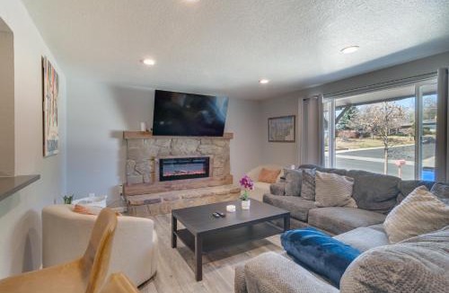 Lamar Heights Area House | BBQ, Hot Tub, Patio, Sunroom + Games!