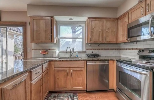Overland Park House | BBQ, Smart T.V. WiFi, Nearby Park, Gym, kids activities