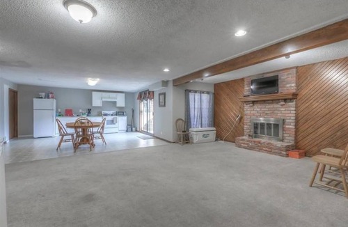Overland Park House | BBQ, Smart T.V. WiFi, Nearby Park, Gym, kids activities