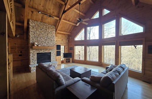 De Soto Cabin | Bear Bluff Cabin/HOT TUB/EV Charge/Sleeps 10/3k sq ft/10 acres