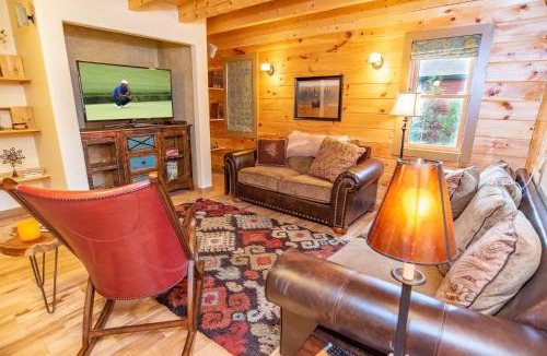 The Highlands House | Bear Creek Mining Lodge: Mountain Style, Hot Tub