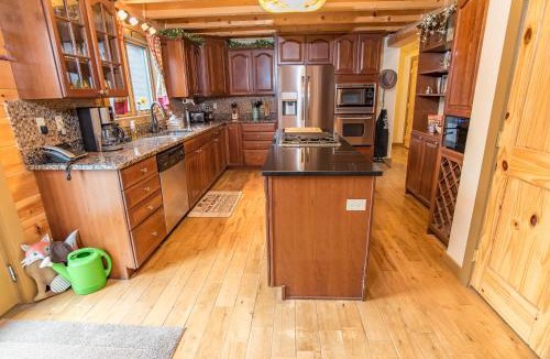 The Highlands House | Bear Creek Mining Lodge: Mountain Style, Hot Tub