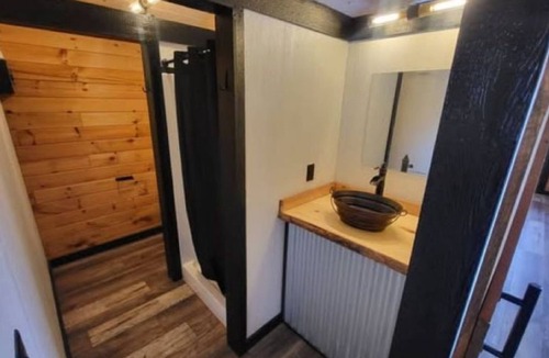 Ray County Cabin | Beautiful 1-bedroom Cabin #2 with AC overlooking swim pond