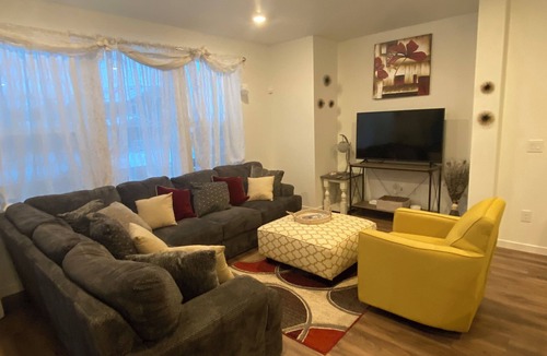 Commerce City House | Beautiful 2022 Constructed Patio Home. Sleeps up to 6 people. 10mins DIA Airport