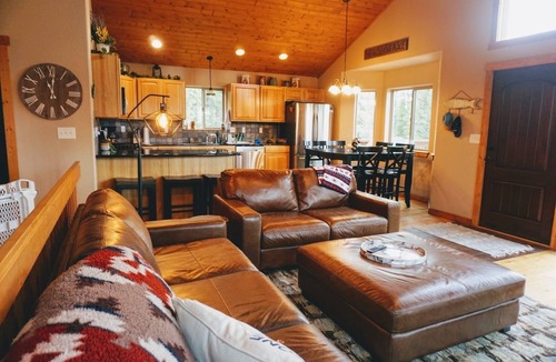 Valley of the Sun Cabin | Beautiful 3BR cabin in the Mountains. Hot Tub. Nature Escape, Star Gazing,