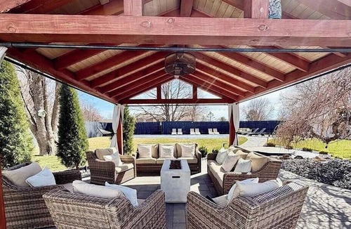 Grand Island House | Beautiful 4-bedroom home with a pool and Jacuzzi in Grand Island, with AC.