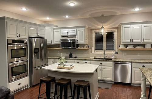 Liberty House | Beautiful 4 bedroom Country Estate in Liberty. Minutes from downtown KC.