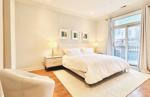 West Loop Apartment | Beautiful Downtown 3BR with Free Parking
