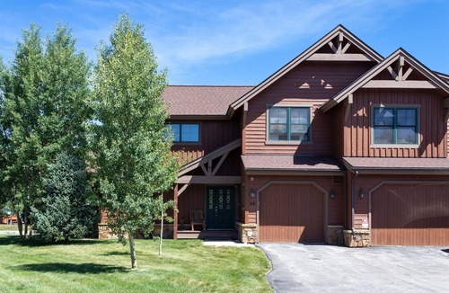 The Highlands House | Beautiful Home with Private Hot Tub Deck Fireplace