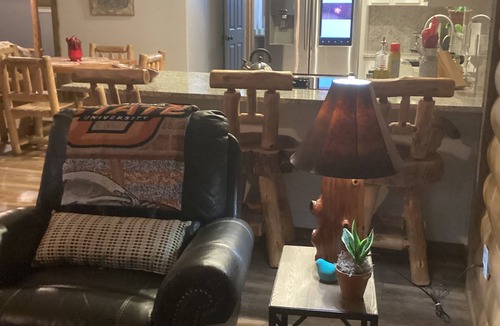 Tulsa Cabin | Beautiful lodge with hot tub nestled at the edge of the woods on gated property