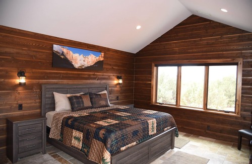 Kanab Cabin | Beautiful Lodge With Private Pool, Hot Tub, and Pickleball Court