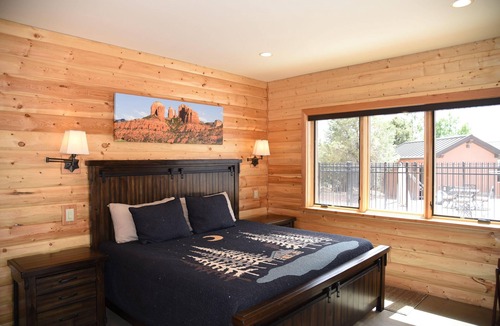 Kanab Cabin | Beautiful Lodge With Private Pool, Hot Tub, and Pickleball Court