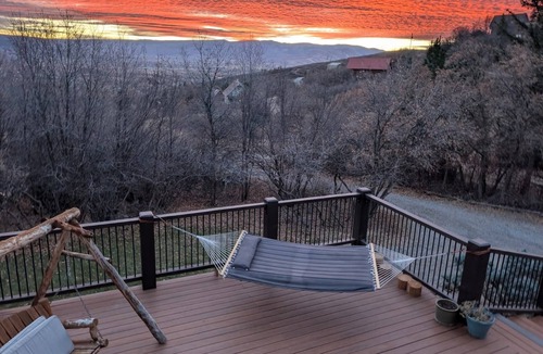 Midway Cabin | Beautiful mtn cabin, sauna, cold plunge, decks, views, hot springs 5 min, games