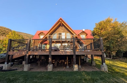 Midway Cabin | Beautiful mtn cabin, sauna, cold plunge, decks, views, hot springs 5 min, games