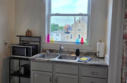 Downtown Apartment | Beautifully Renovated 1 Bed, 1 Bath, Pet-Friendly Apt, 2 Blks From State Capitol