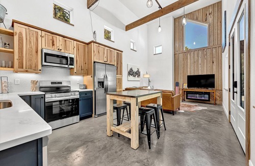 Bella Vista Cabin | Bella Vista Cabin Retreat – 2 King Beds & Back 40 Trail Access